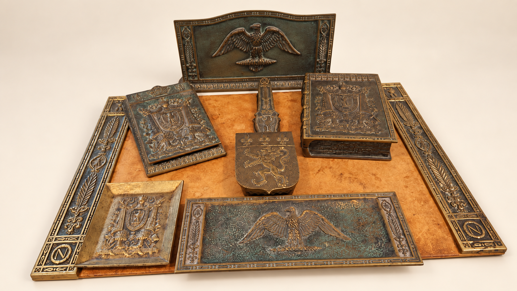 Heraldic eagle desk set — presentation view