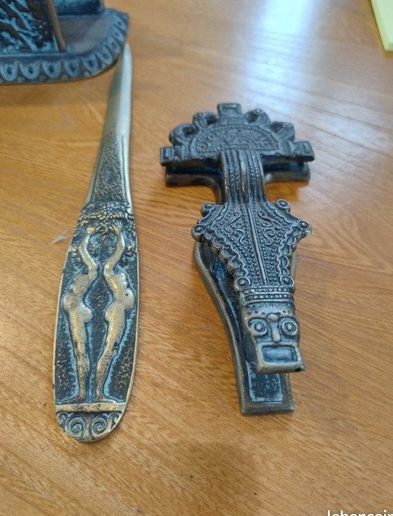 Medieval hunt desk set — detail photograph 2