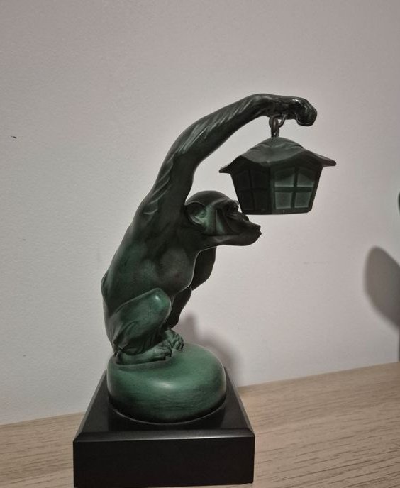 Boubou, monkey with lantern — detail photograph 1
