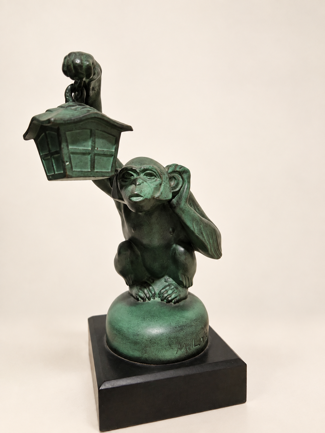 Boubou, monkey with lantern — presentation view