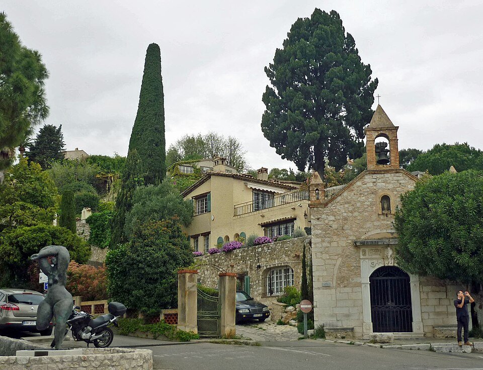 The monumental sculpture in its surroundings